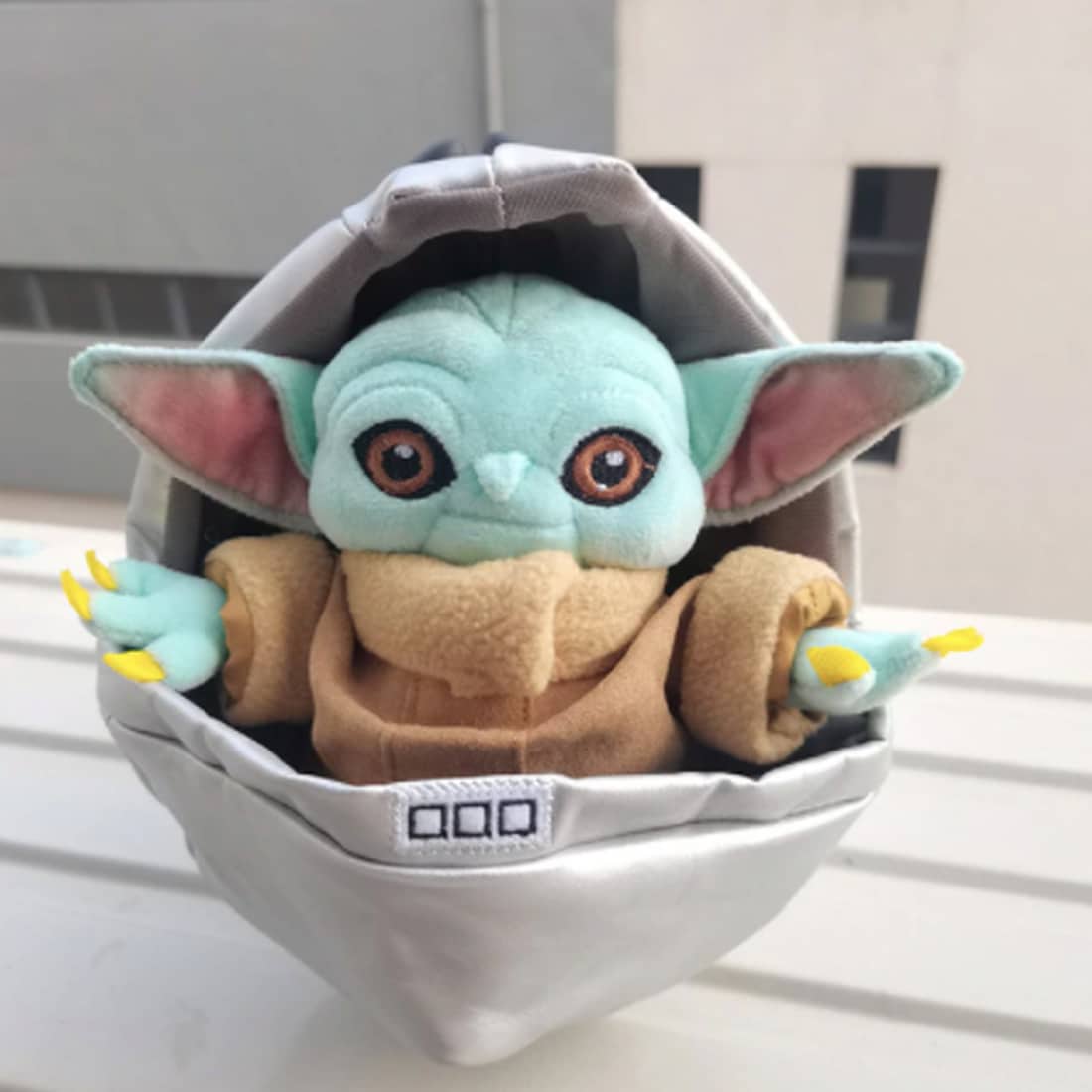 Peluche Baby Yoda nella sua culla Peluche Disney Star Wars Peluche Dimensione: 23 cm