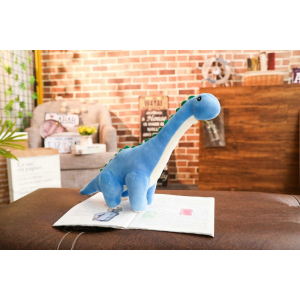 Peluche di dinosauro blu in un salotto su un tavolo