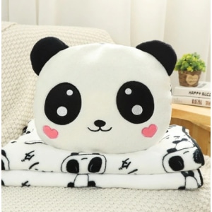 Adorabile peluche di panda con coperta in un divano