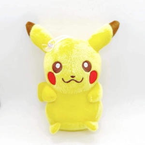 Peluche Pokémon Pikachu. Il peluche è giallo e ha dei pon-pon rossi. Sulla parte superiore della testa c'è una ventosa per appenderla alla finestra.
