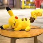 Confezione di peluche pikachu addormentato, carino e felice
