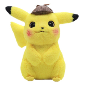 Peluche Pikachu con un cappellino marrone da pikachu sulla testa