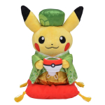 Il peluche Pikachu tiene in mano una pokeball e indossa un vestito cinese verde con un cappellino abbinato e sta in piedi su un piccolo cuscino rosso