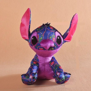 Il peluche di Stitch, l'eroe dei cartoni animati Disney, è colorato di viola scuro con motivi di rose rosse, orecchie e pancia rosa, ed è seduto con le orecchie in aria