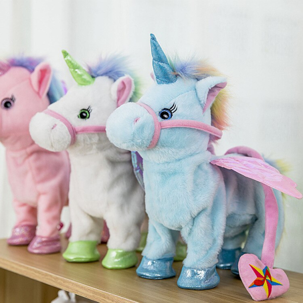 3 unicorni di peluche posizionati l'uno accanto all'altro su una mensola, uno rosa, uno verde, uno blu, ognuno con piccole ali rosa