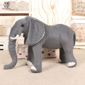 Peluche di elefante realistico per bambini
