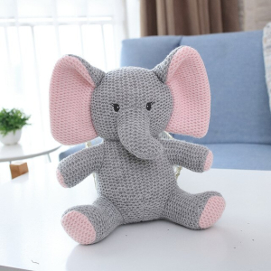 Piccolo elefante di peluche lavorato a maglia